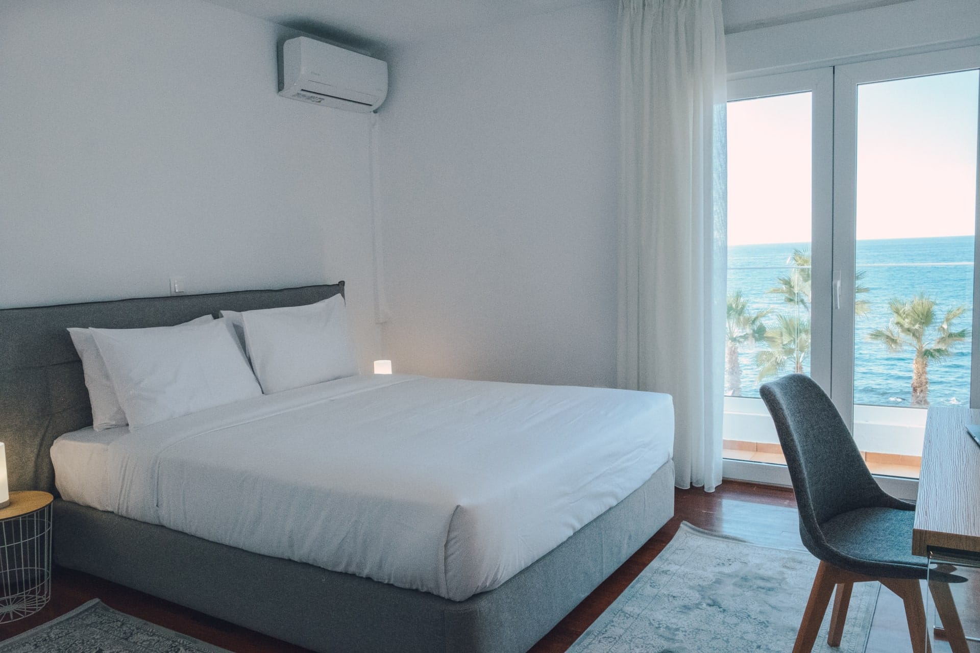 Main bedroom with a double bed and the sea through the window
