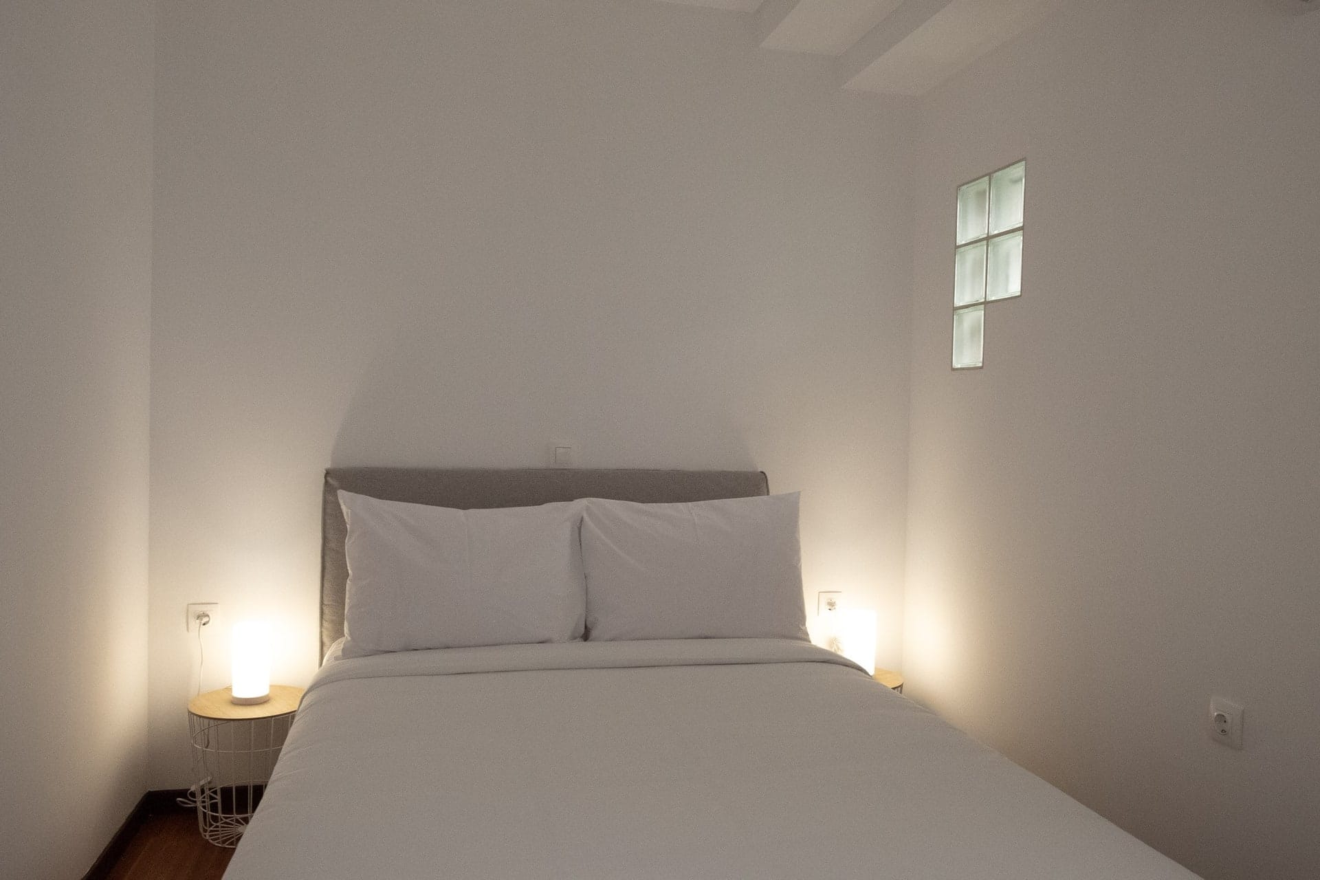 Second bedroom with a double bed and bedside lamps