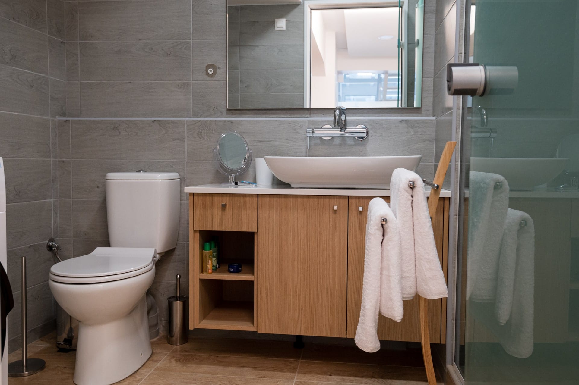 Bathroom with basin, mirror and towels