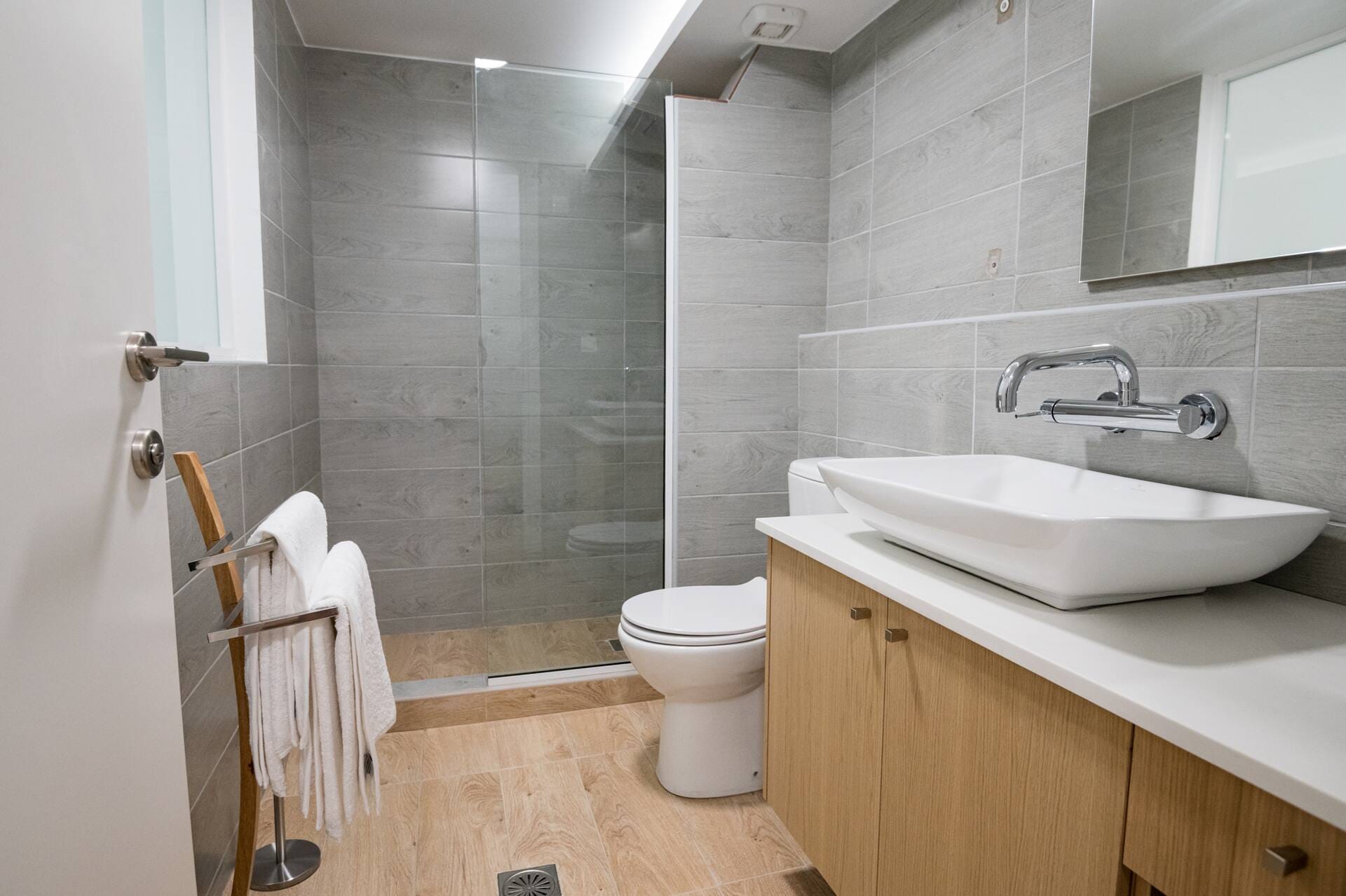 Bathroom basin with mirror and towels