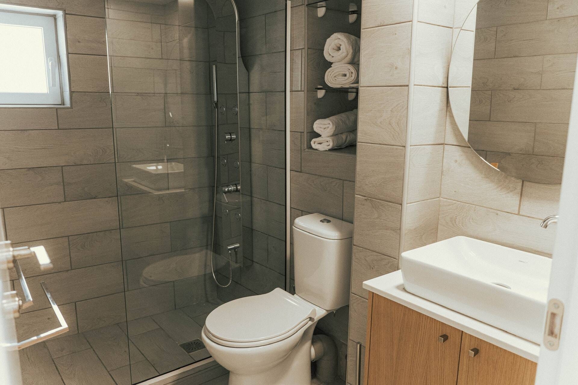 Walk-in shower with folded towels